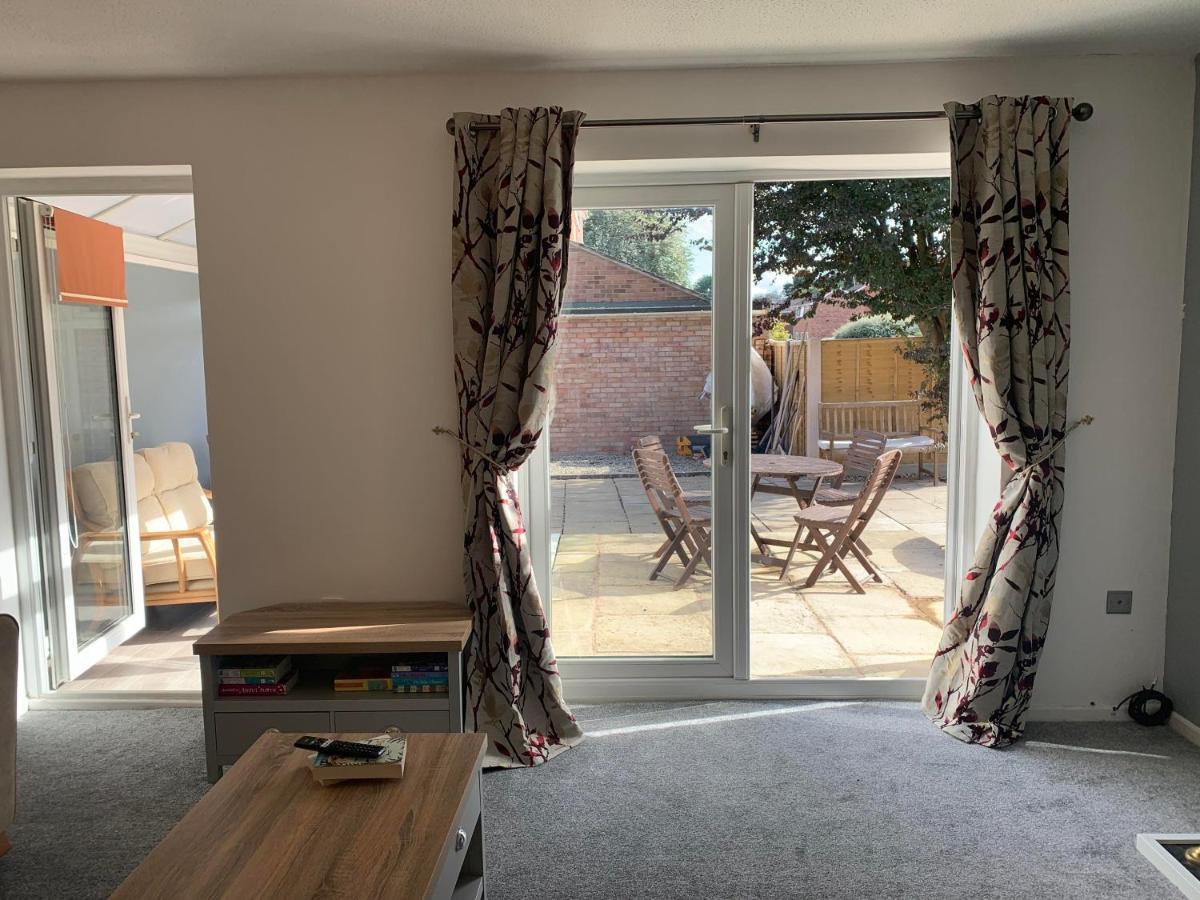 Leominster 3 Bedroom House Parking Garden Private Exterior photo